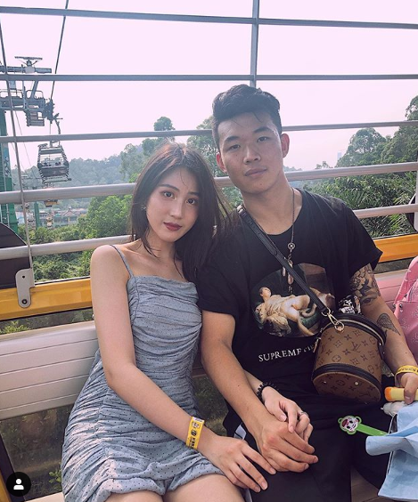 中超小姐姐:严鼎皓女友长腿吸睛面容精致,重伤期间长伴身边照料