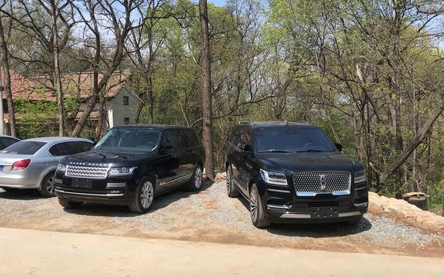 118万元提到新款林肯领航员,停车场遇到揽胜,两人礼貌让出车距