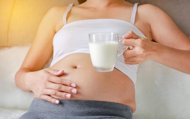 其实对于妈来说,喝牛奶还是喝新鲜的比较好,不仅营养丰富还不会出现副