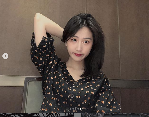 中超小姐姐:严鼎皓女友长腿吸睛面容精致,重伤期间长伴身边照料