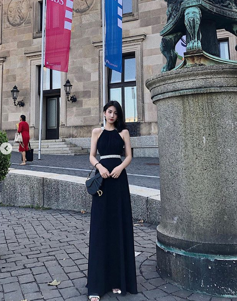 中超小姐姐:严鼎皓女友长腿吸睛面容精致,重伤期间长伴身边照料