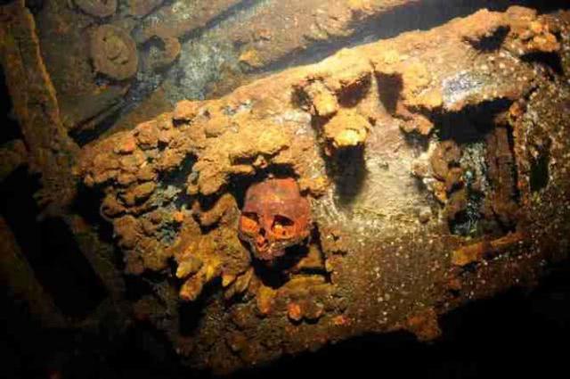 来自澳大利亚珀斯的潜水员,他最近在海底拍到了二十万吨级的军舰残骸