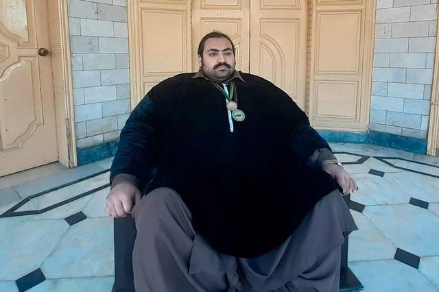 巴基斯坦男子体重880斤,拒绝300名追求者,公开招女友:胖的才行