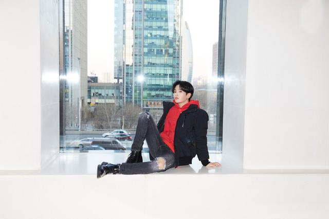 他和王一博是同组合成员,今穿牛仔外套现身,叠戴双帽个性时髦