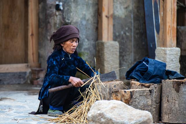 全村只有400人左右,过着日出而作日落而息的生活,住着传统的哈尼族