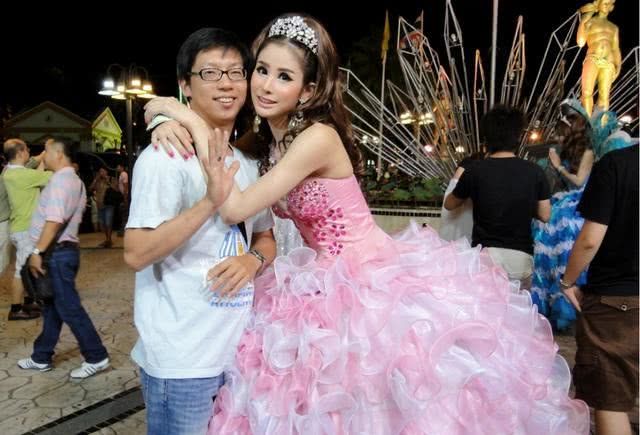 然而人妖在出生的时候,生理性别是男性,但是在成长过程当中,这些男孩