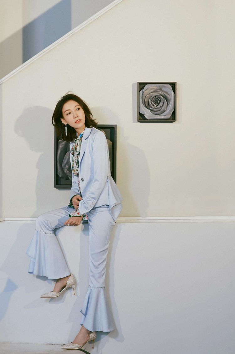 剧中她是余欢水的前妻,今穿挂脖拼接蓝色纱裙,低头神秘又性感