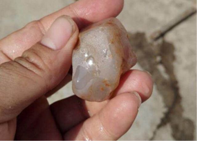 农民大爷河边捡到一小块透明石回去打磨后发财了