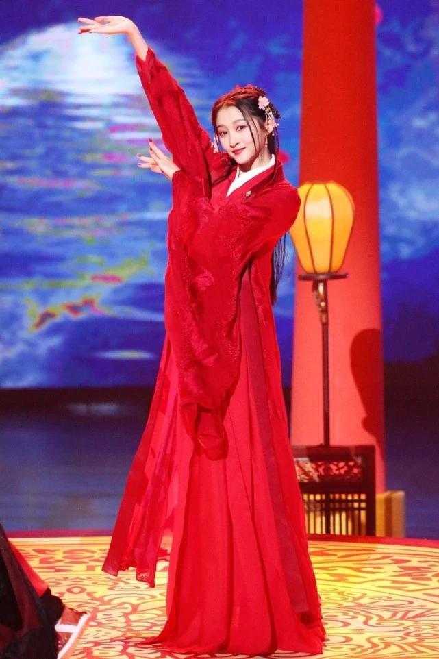 关晓彤穿红袍曼妙起舞身姿婀娜没长公主李小冉霸气却多几分柔美