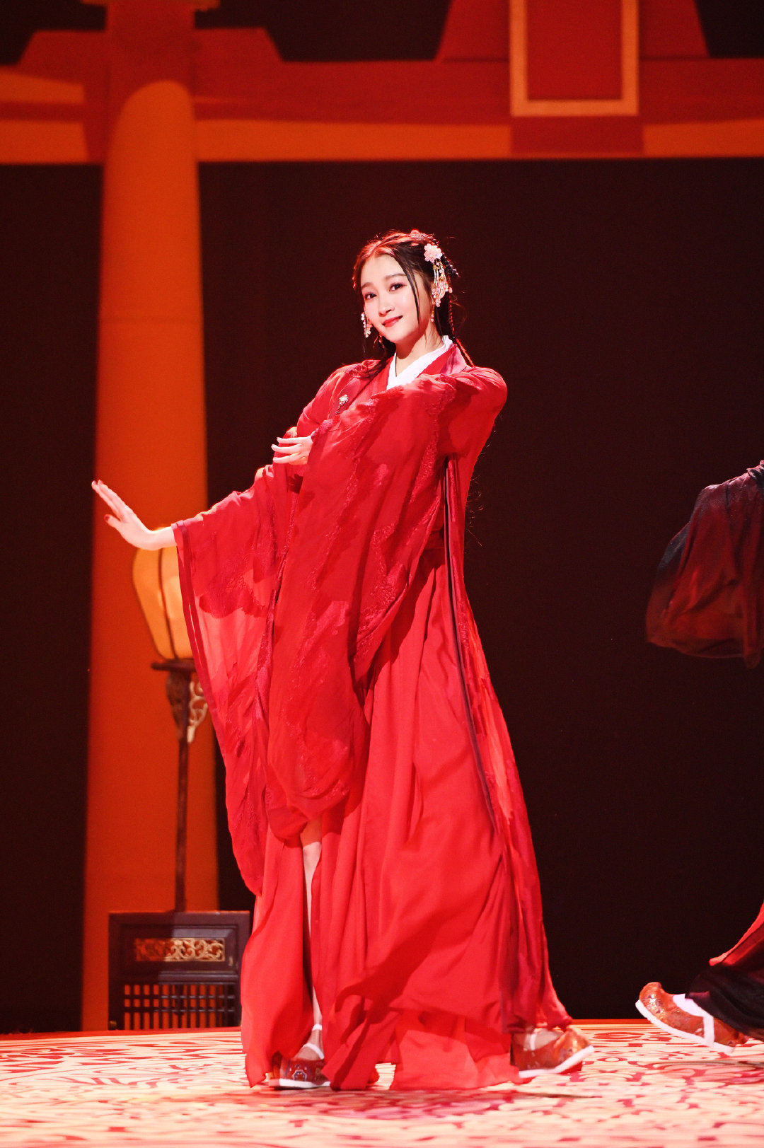 穿大红袍抹大红唇,气质高贵冷艳