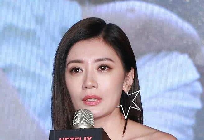 女星30岁就开始走下坡路,贾静雯凭什么45岁还能翻红?