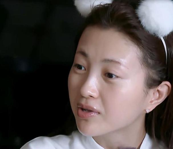 33岁包文婧素颜亮相肌肤白皙嫩滑网友素颜赛化妆