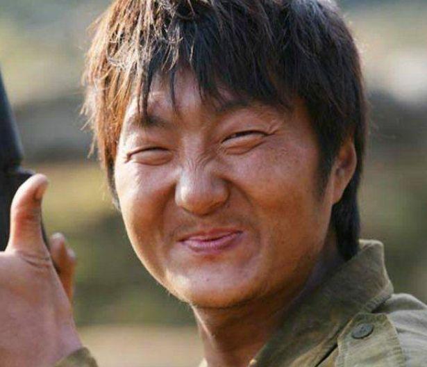 最让人印象深刻的就是他在《士兵突击》里面饰演王宝强的二哥许二和