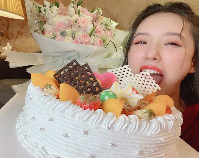 林允的生日晒出美照,对镜头甜笑,水果巧克力蛋糕着实让人眼馋!