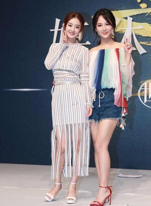 165的赵丽颖和167的杨紫同框,两人站起来后差距太明显