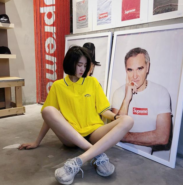 中超小姐姐:严鼎皓女友长腿吸睛面容精致,重伤期间长伴身边照料