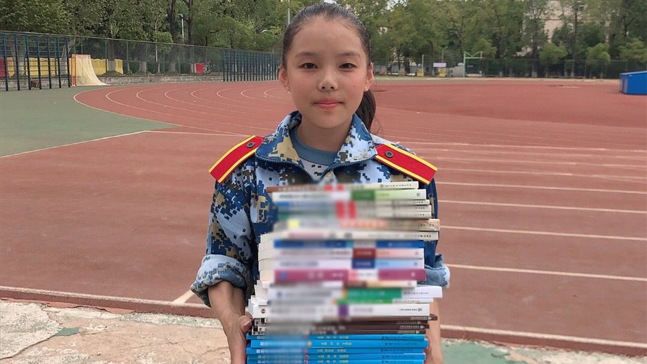 她是体操冠军,因身材娇小被当"小学生",24岁成校园女神