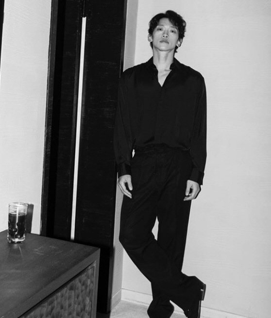 rain(郑智薰)通过个人社交平台写道:"成功减掉10公斤,20岁时的体重