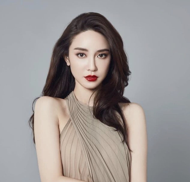 继总裁夫人警告后张大奕又被曝已怀有身孕难道想任肚上位