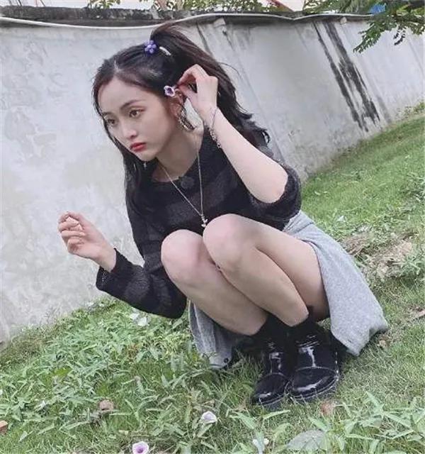 有种差距叫蹲下拍照,热巴优雅,吴宣仪乖巧,看她单腿蹲:学不来|吴宣仪|