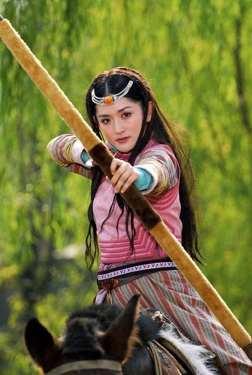 女星拉弓射箭:热巴,娜扎帅气,赵露思飒美,赵丽颖却让人心疼
