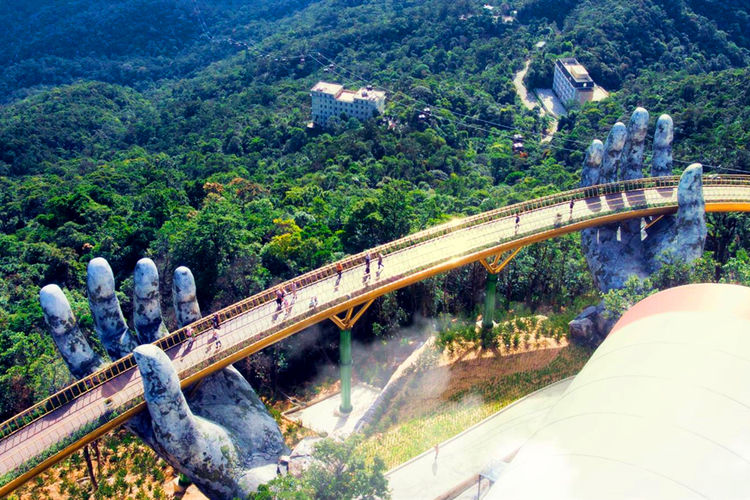 越南最浪漫的大桥:桥身被一双巨手托起,风景如梦似幻!