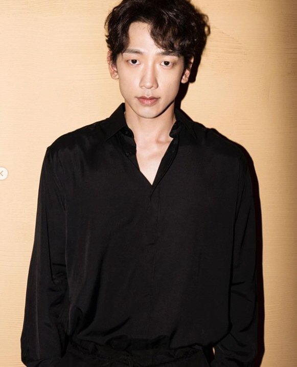 rain(郑智薰)通过个人社交平台写道:"成功减掉10公斤,20岁时的体重