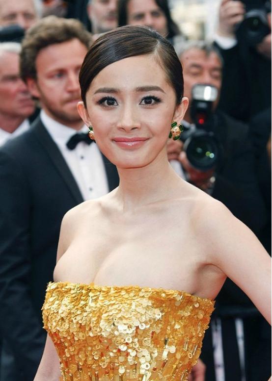 杨幂真是不知道自己啥身材小一号的裙子也要硬塞都要挂不住了