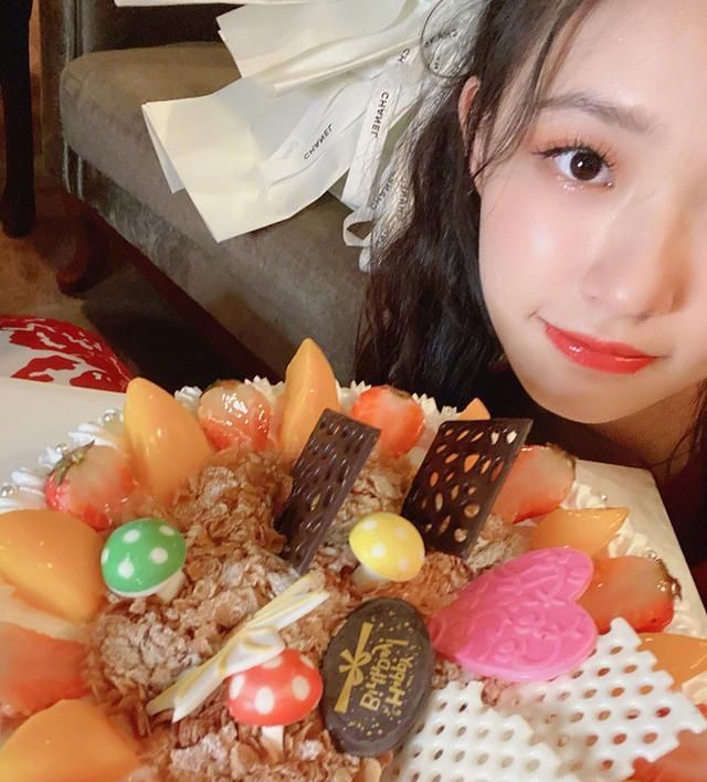 林允的生日晒出美照,对镜头甜笑,水果巧克力蛋糕着实让人眼馋