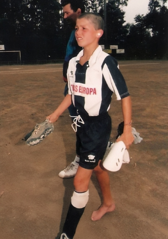 c罗留胡子了,儿时照片曝光:迷你罗与其父长得一模一样