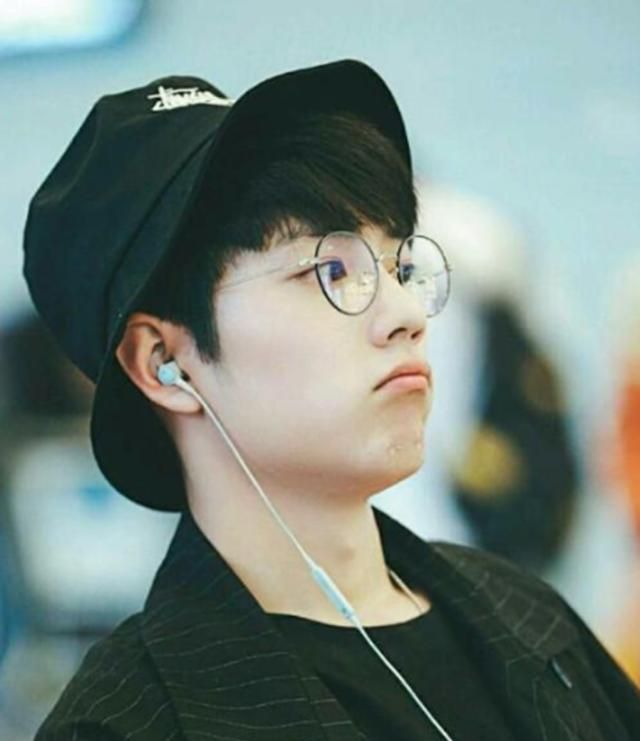 当红男明星嘟嘴:肖战呆萌,看到易烊千玺嘟嘴心都要化了