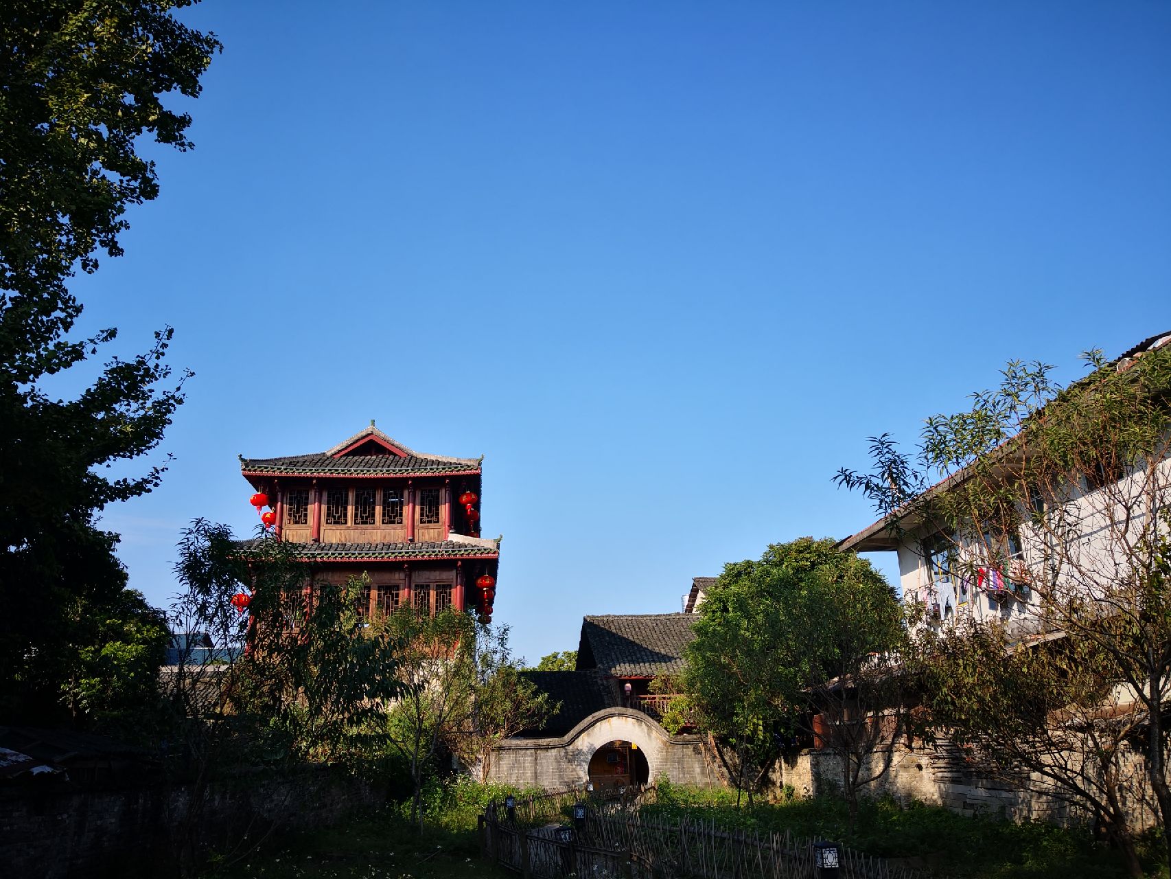 中国唯一漂在水上的古镇,不收门票只能坐船去,居民靠柚子为生