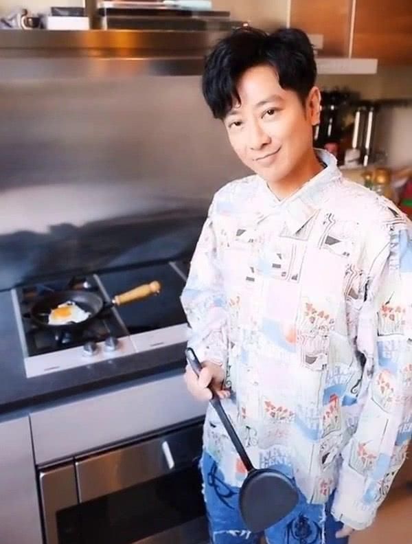 近期受到特殊事情的影响,孙耀威也是与老婆待在家中避疫,于是他和老婆