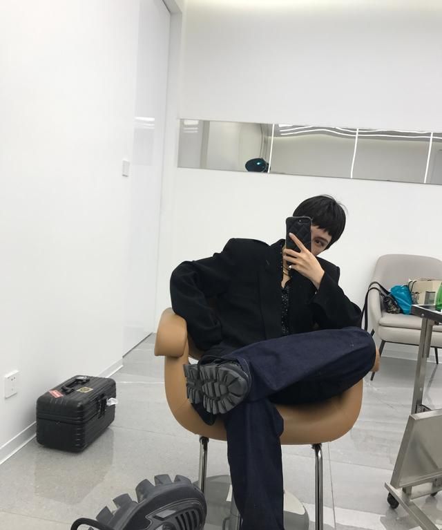 而周扬青前几天刚好分享了一张坐在理发店里,翘着二郎腿的对镜自拍.