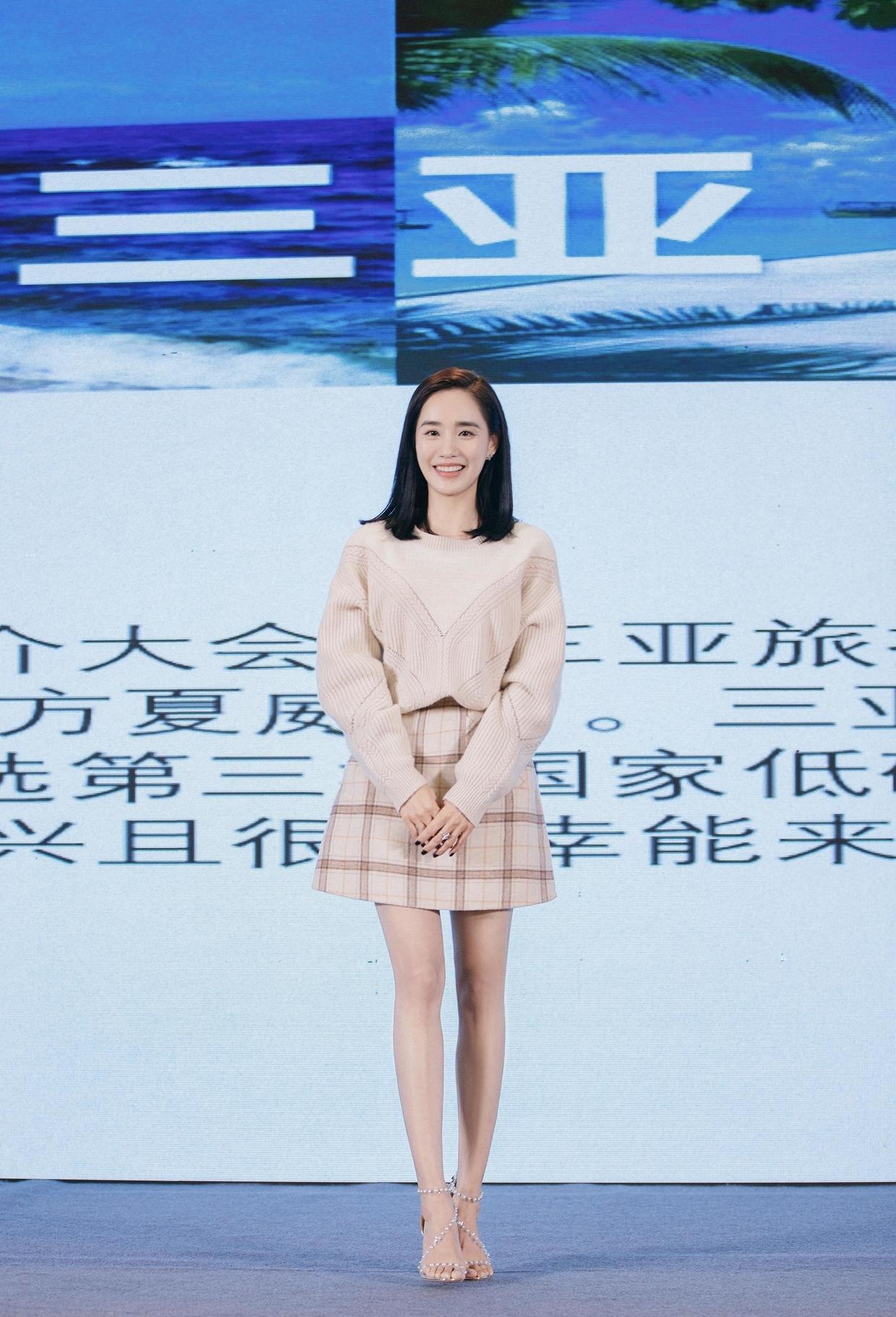 王智越来越有气质,黑色v领上衣搭配白色长裤精致性感,魅力无限