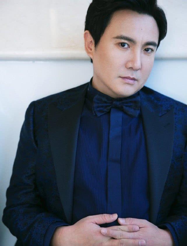 沈腾坐马路上被偶遇,穿花衬衫戴眼镜悠闲晒太阳,随着阳光挪位置