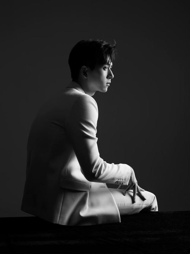 周杰伦晒城堡画作蔡徐坤看表演超认真李现上演侧颜杀