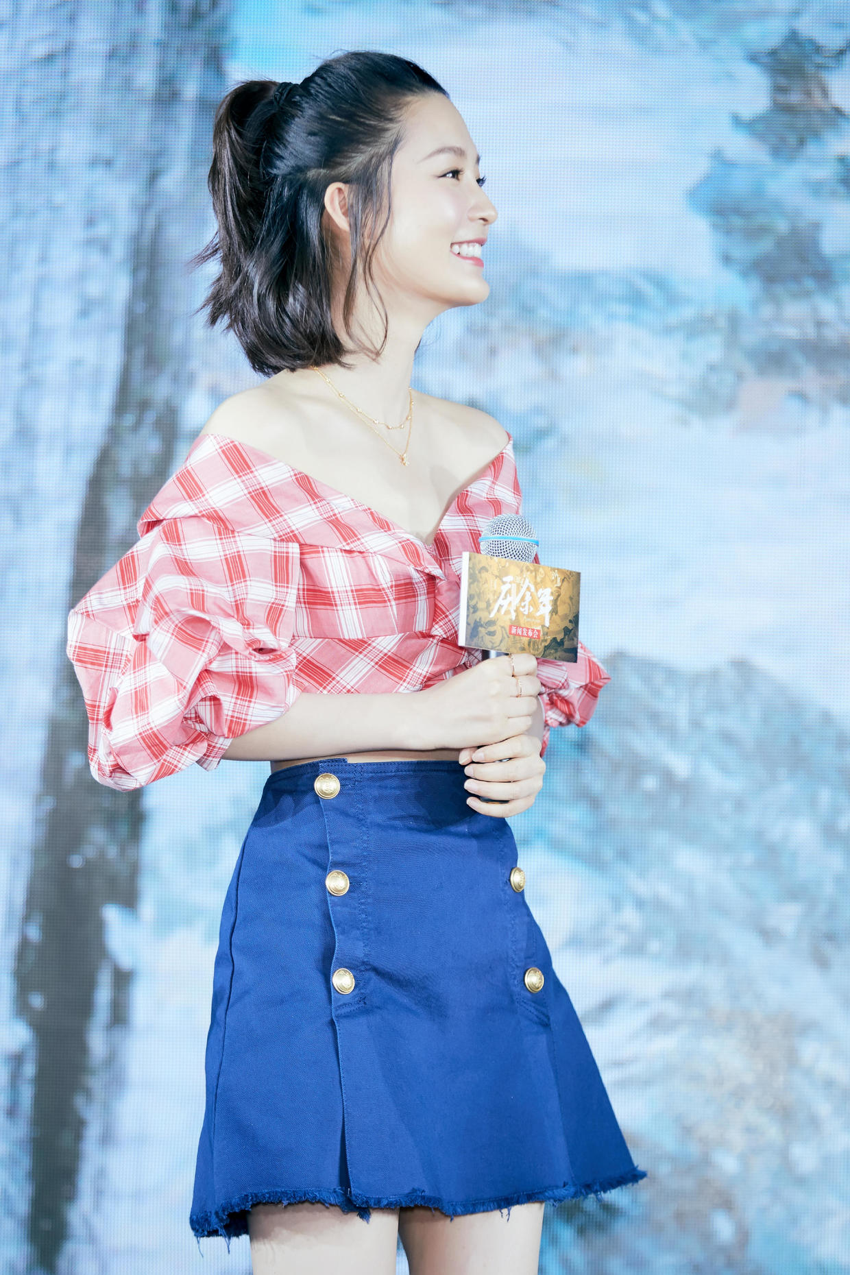 李沁的甜美感太好了吧,格纹上衣配牛仔短裙清纯灵动,少女感爆棚