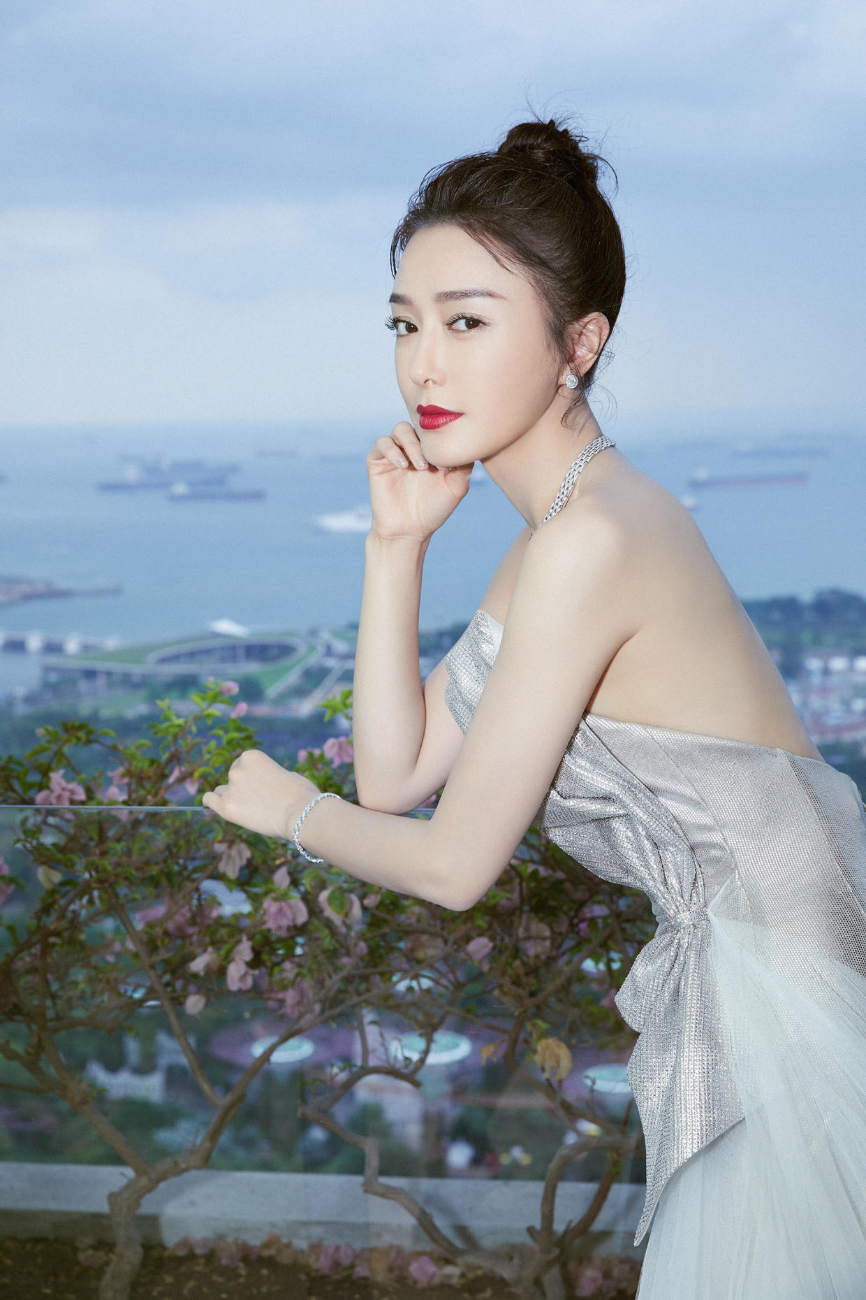 秦岚难得性感一回,身穿一袭银色开叉抹胸裙性感精致,美艳动人