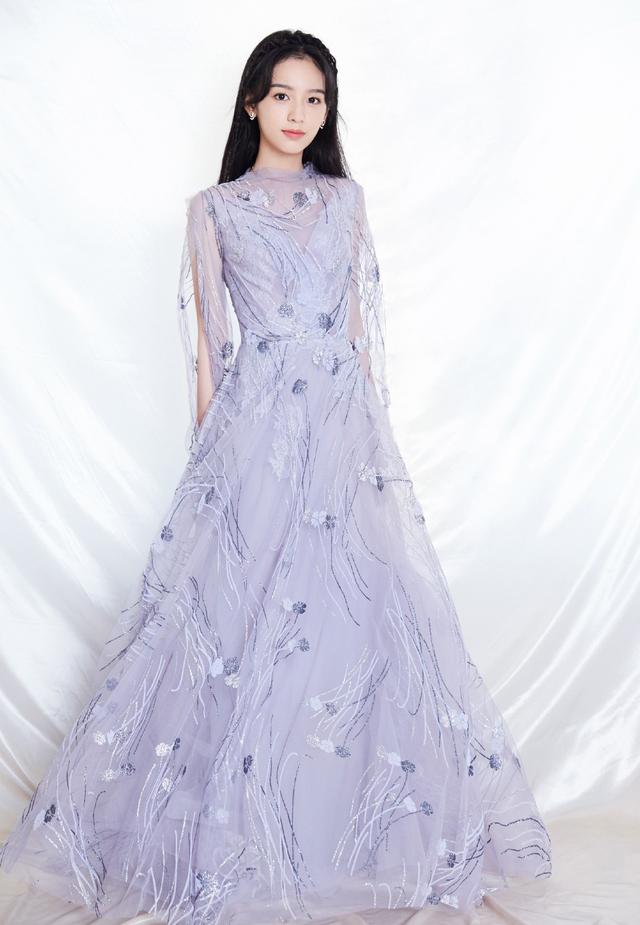 少年的你中她是魏莱今穿粉色兔八哥t恤配长发甜美可人