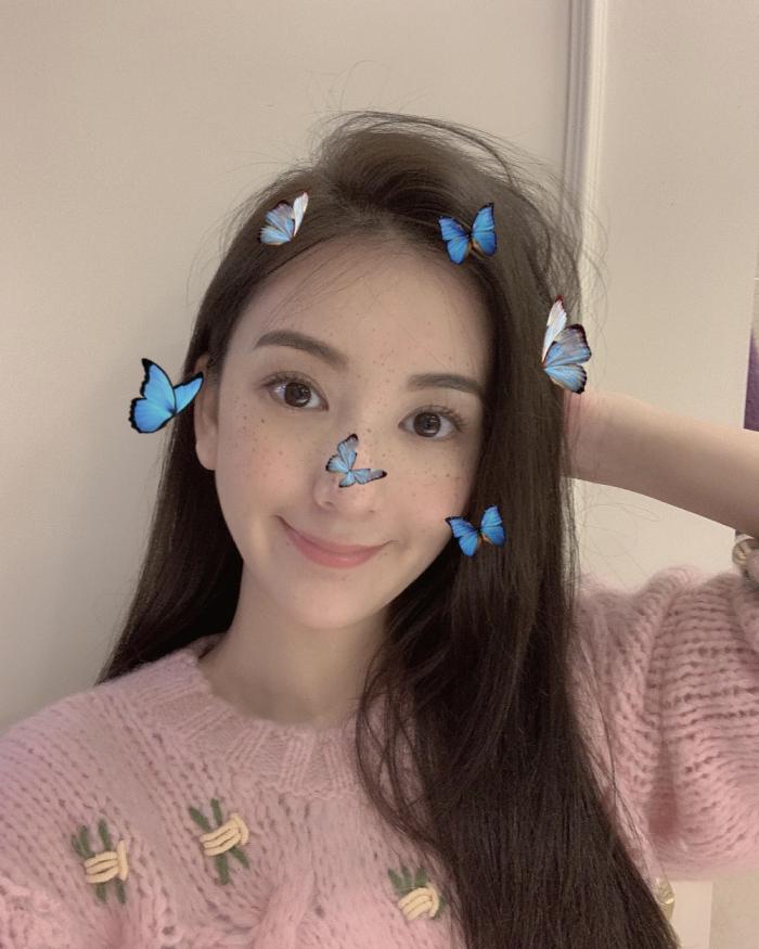 郭富城网红妻子方媛晒照,日常休闲装穿卫衣配牛仔裤,学生味真浓