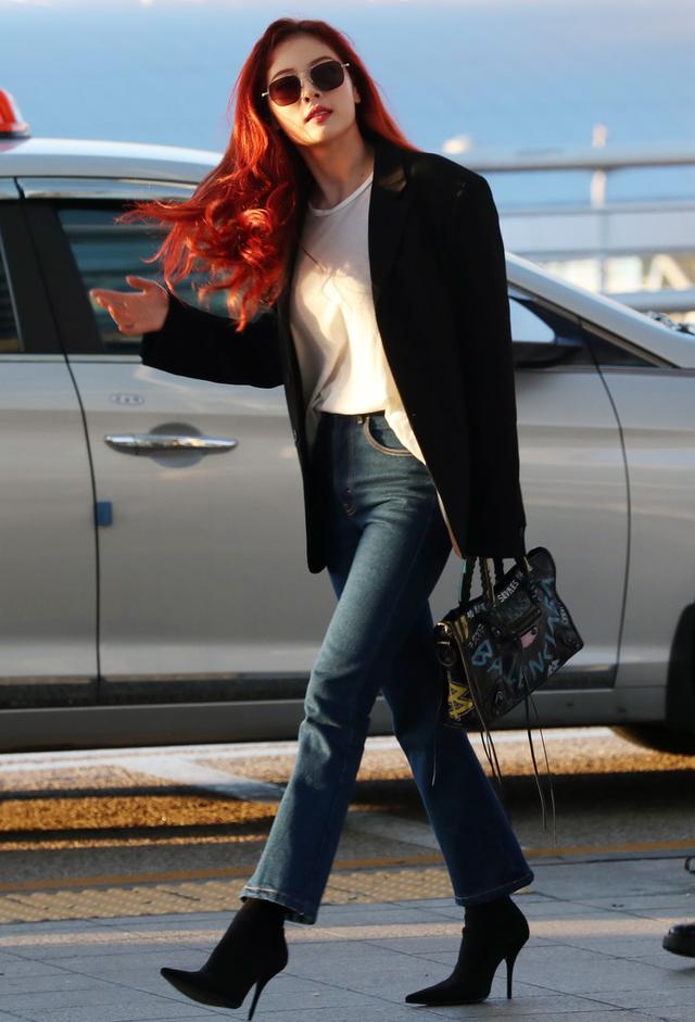 金泫雅终于认真穿搭了,西装配牛仔裤简约却高级,一头红发太吸睛