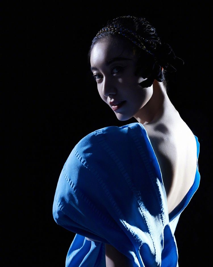 剧中她是余欢水的前妻,今穿挂脖拼接蓝色纱裙,低头神秘又性感