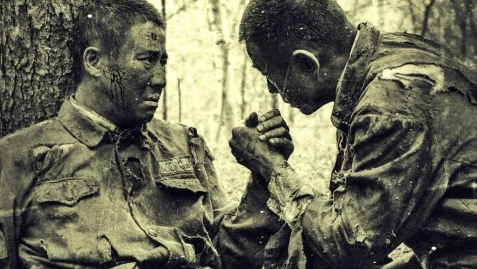 这一幕震撼无数美军:失明志愿军战士背着断腿战友,展开最后冲锋