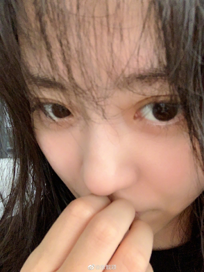 张靓颖晒自拍吐槽体重上涨纯素颜皮肤白皙状态好
