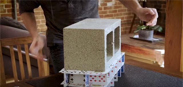 而且布莱恩搭建的纸牌屋承重力是超级好的,就这么两层的纸牌屋,一个大