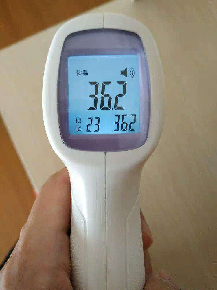 这种"额温枪"就能随机显示一个一定范围内的体温数据,怼天怼地怼空气