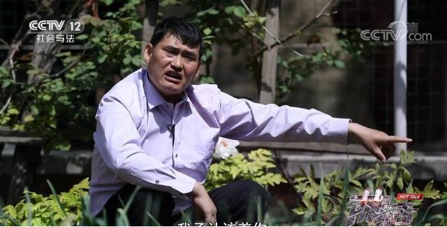 大衣哥能够理解甚至也默默接受了,在镜头下的大衣哥,为人耿直憨厚,有