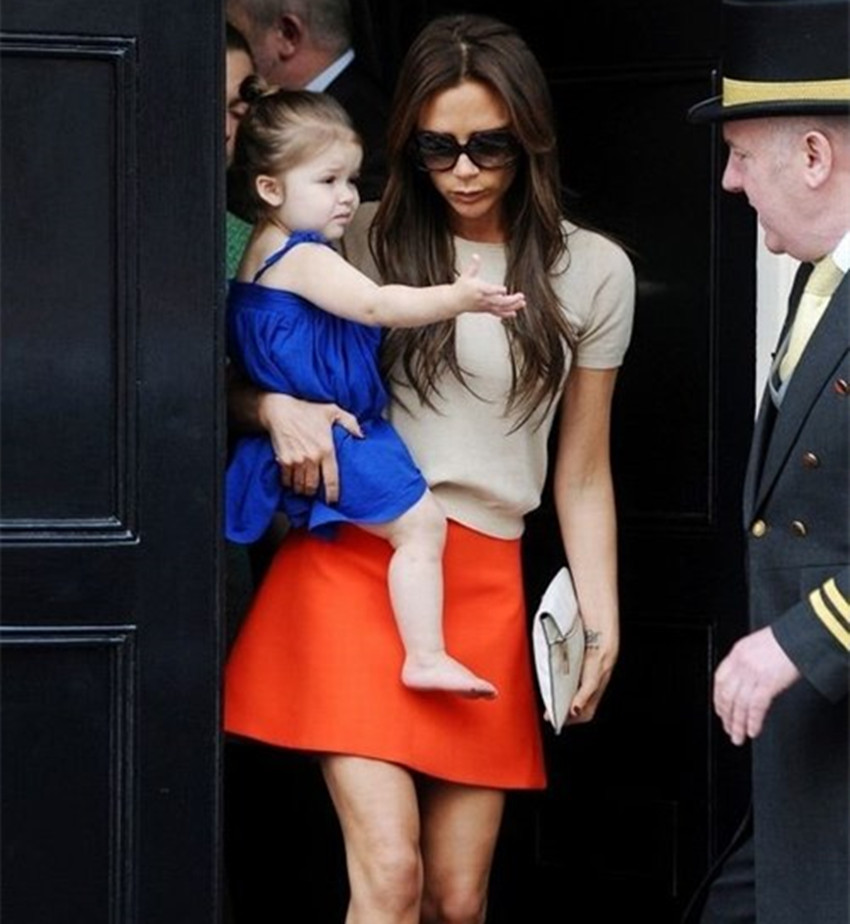 贝嫂单手抱娃出街,网友:这也太飒了吧!