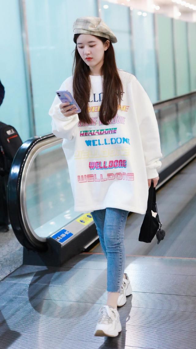 同穿针织衫,谢娜撞衫小17岁赵露思,终于知道年龄与少女感无关